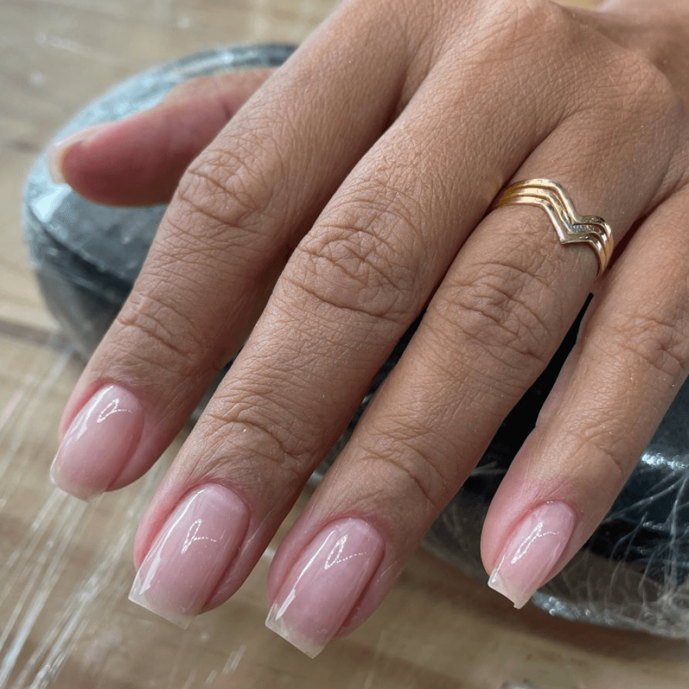 O banho de gel é uma técnica que garante a integridade das unhas naturais sem a necessidade de unhas postiças ou alongamentos. Indicado para quem sempre sofreu com unhas quebradiças