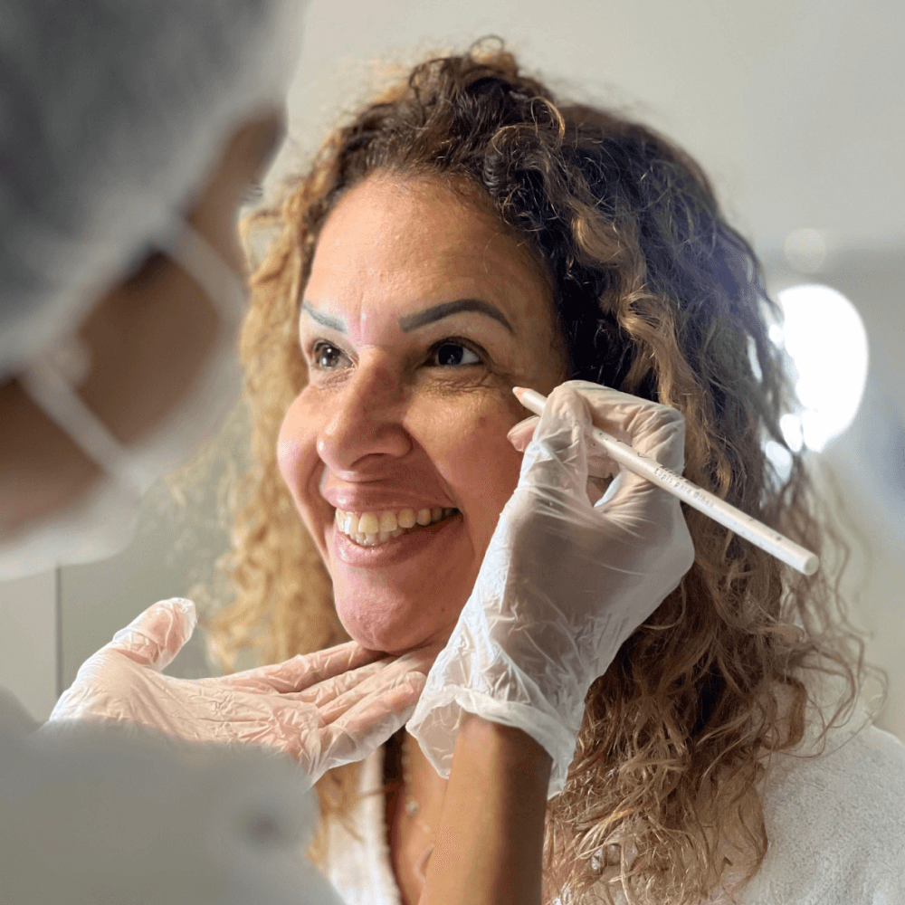 Aplicação da toxina botulínica preventiva e corretiva para rugas e sinais da idade pela Dr° Deborah Oliveira.