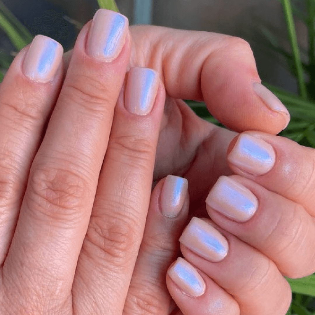 Além da alta duração, os benefícios da esmaltação em gel incluem: maior proteção para unhas fragilizadas, brilho prolongado, e cores e efeitos que você só consegue com esmaltes em gel!